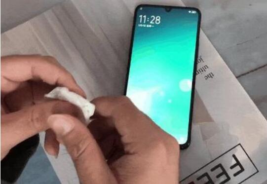 手機屏幕上出現(xiàn)大量的指紋和污漬該如何處理?