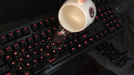 鍵盤防水納米涂層，不用擔心意外進水中斷游戲，網咖王者必備